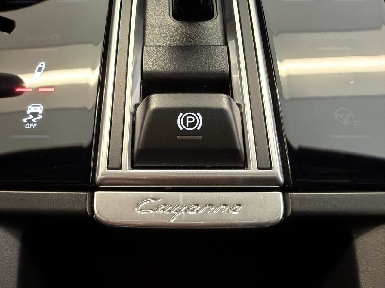 Used 2023 Porsche Cayenne Platinum Edition AWD/4WD image 23