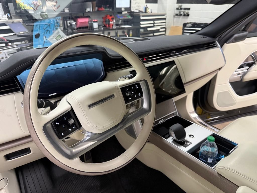 Used 2025 Land Rover Range Rover SE AWD/4WD image 6