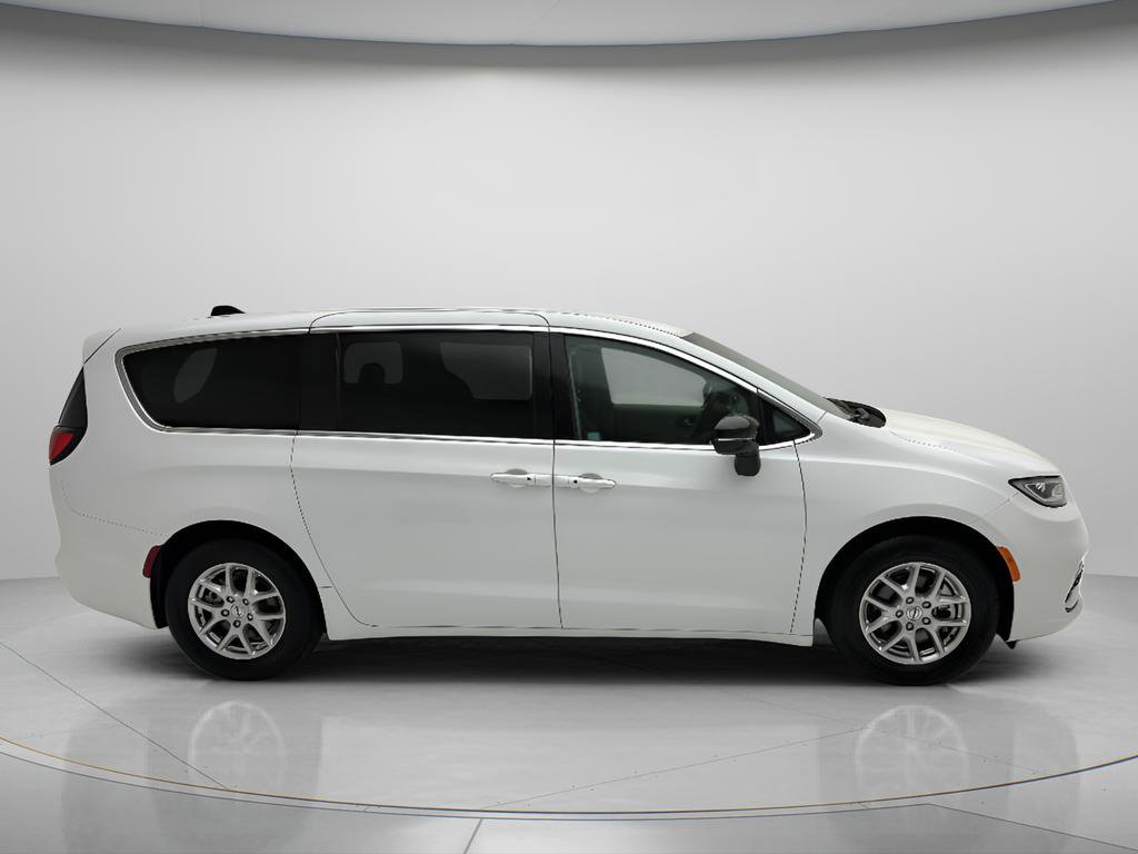 Used 2024 Chrysler Pacifica Touring-L FWD image 3