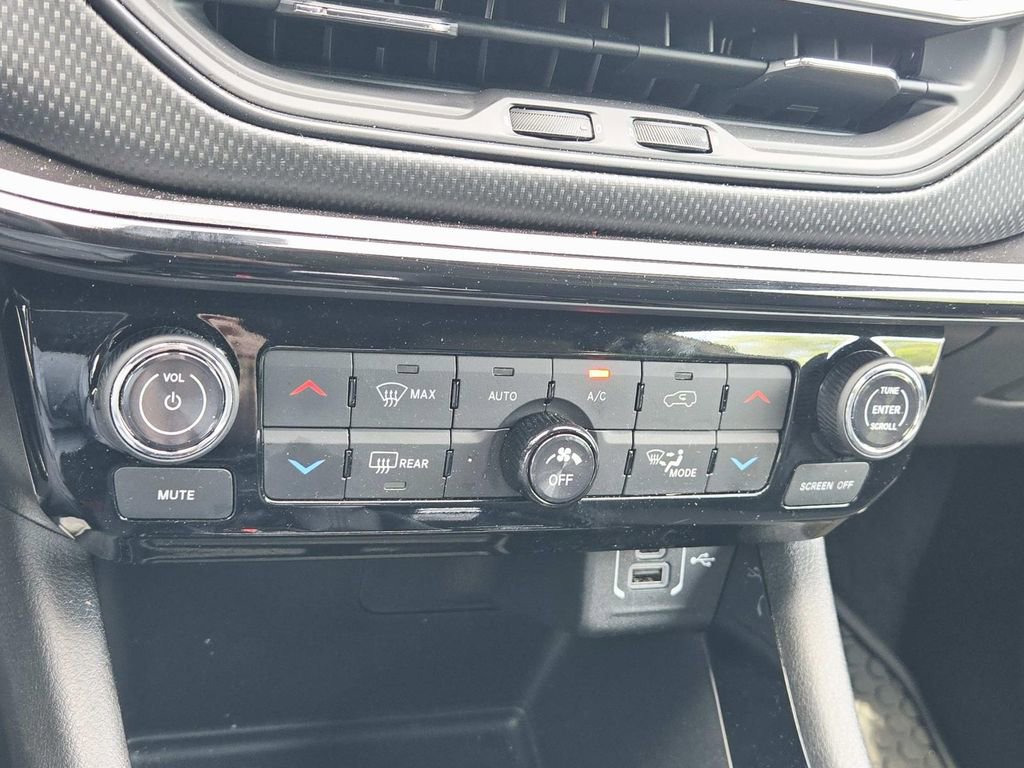 Certified 2025 Jeep Compass Latitude w/ Convenience Group AWD/4WD image 27