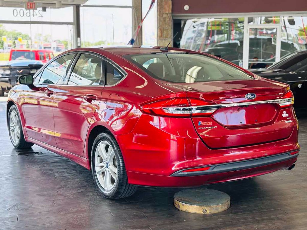 Used 2018 Ford Fusion SE w/ Fusion SE Technology Package FWD image 12