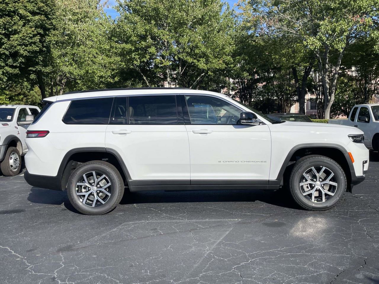 New 2025 Jeep Grand Cherokee L Limited w/ Black Appearance Package image 10