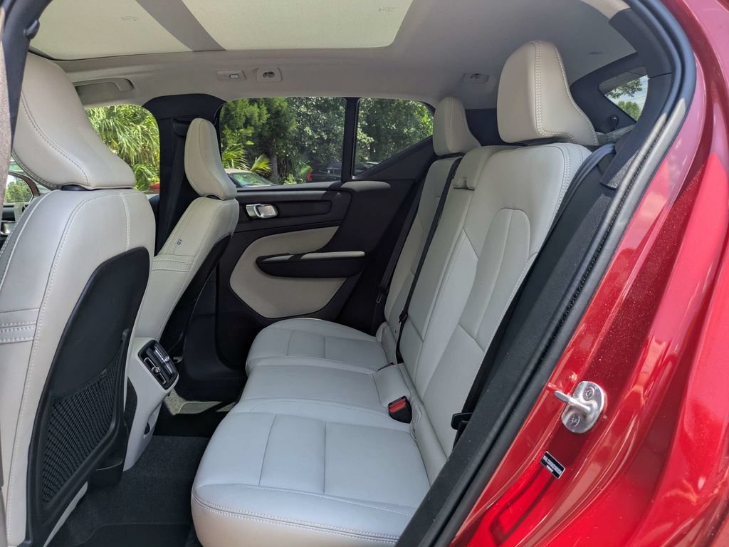 Certified 2025 Volvo XC40 B5 Plus AWD/4WD image 13