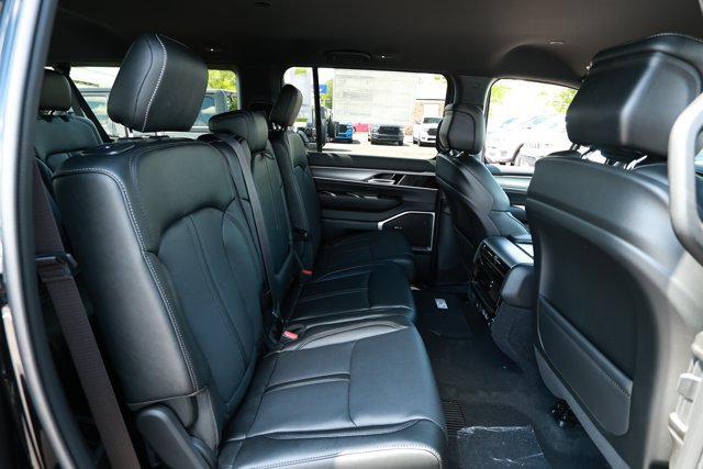 New 2026 Jeep Grand Wagoneer L Limited w/ 8-Passenger Seating Package AWD/4WD image 31