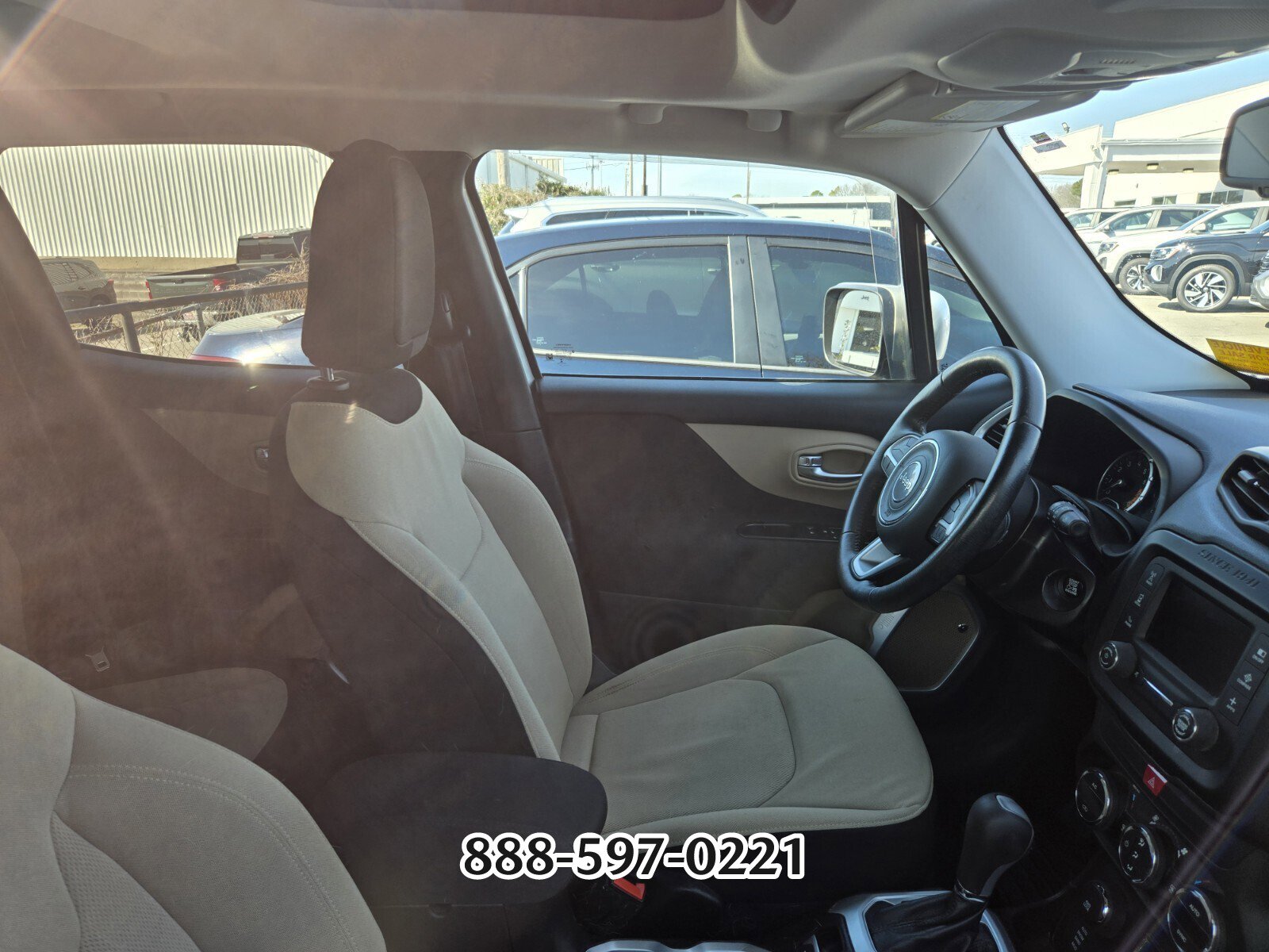 Used 2017 Jeep Renegade Latitude w/ Popular Equipment Group image 9