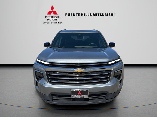 Used 2025 Chevrolet Traverse LT FWD image 2