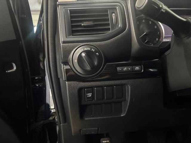 Used 2022 Nissan Titan SV AWD/4WD image 12