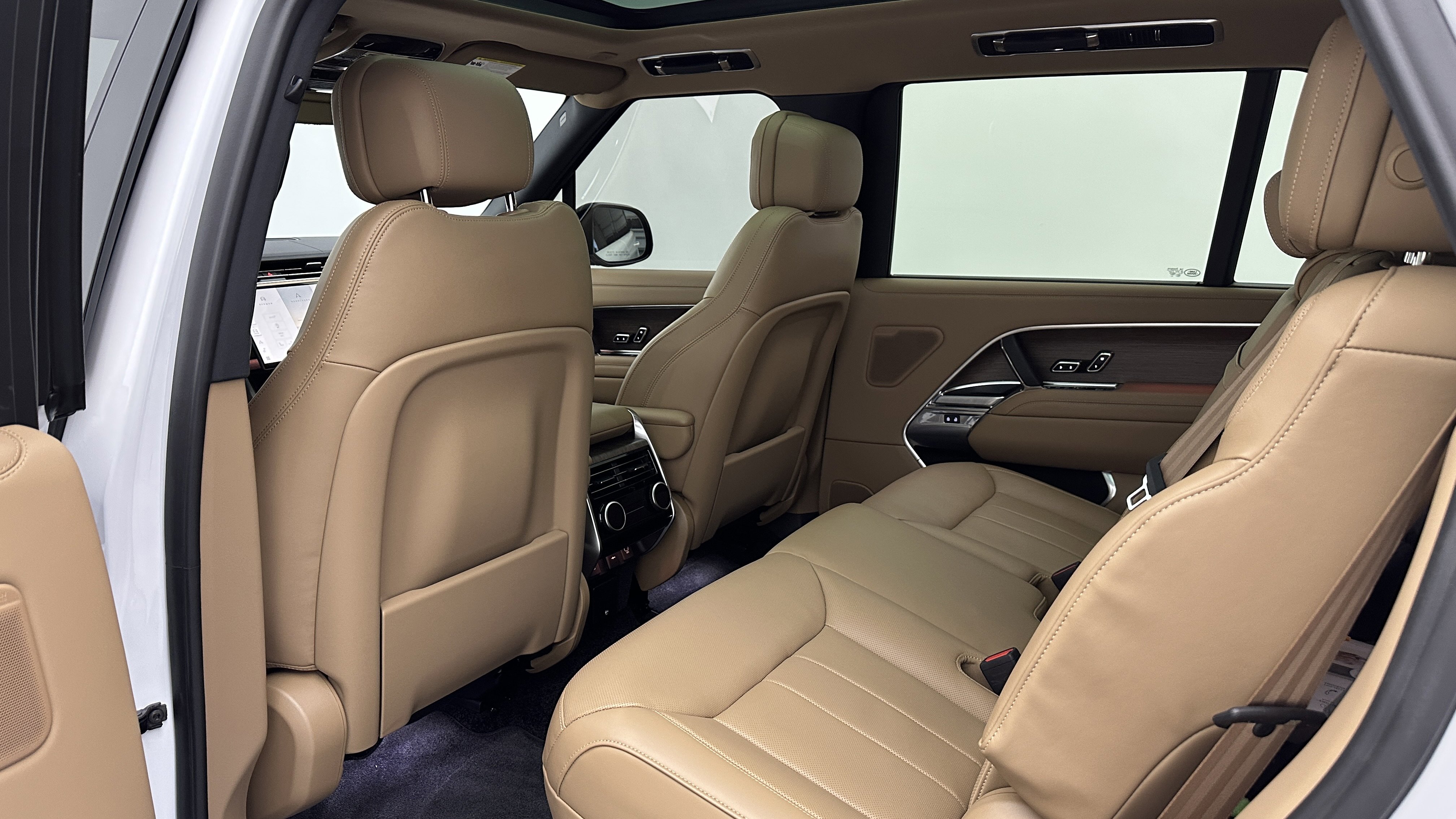 Used 2025 Land Rover Range Rover Long Wheelbase SE image 29