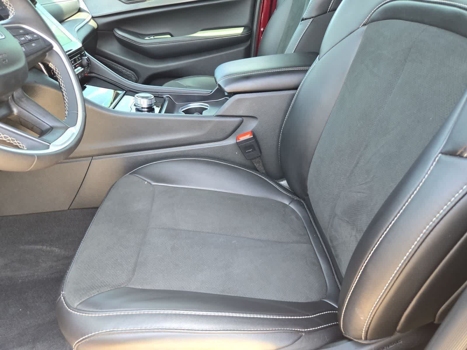 Used 2025 Jeep Grand Cherokee Altitude RWD image 14
