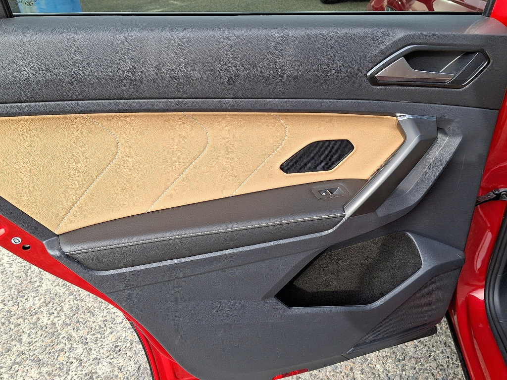 Used 2023 Volkswagen Tiguan SE w/ Panoramic Sunroof Package image 18