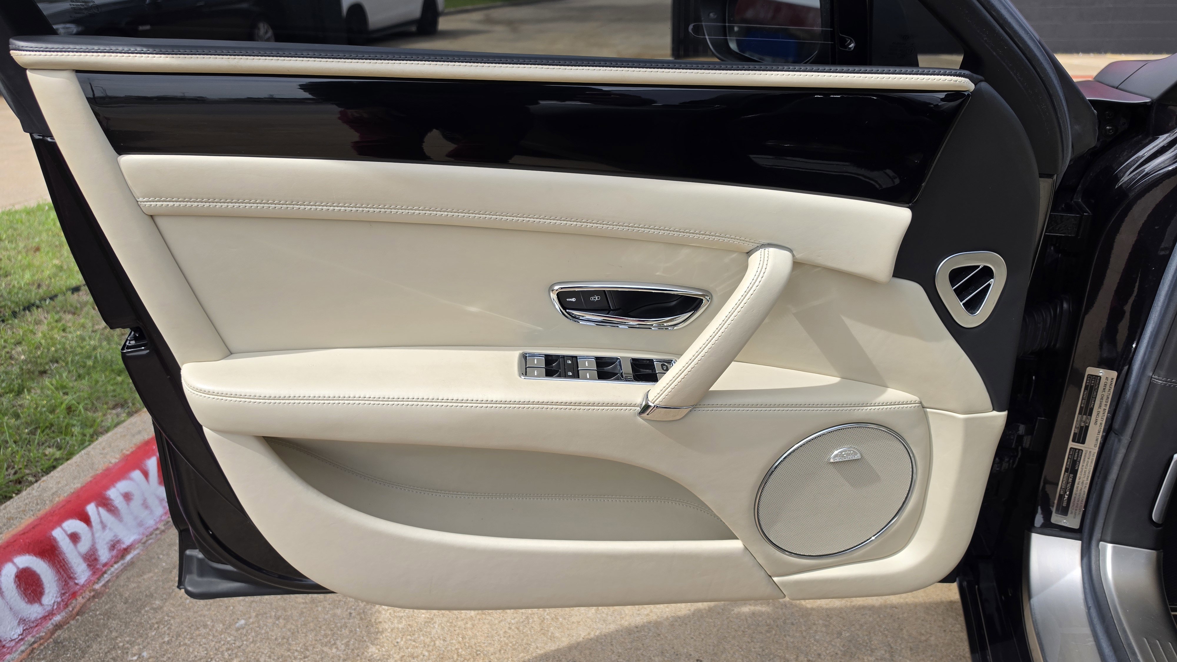 Used 2015 Bentley Flying Spur V8 image 28