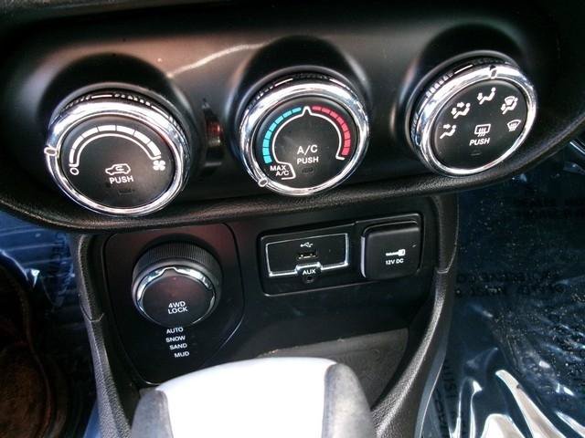 Used 2017 Jeep Renegade Latitude w/ Cold Weather Group AWD/4WD image 9