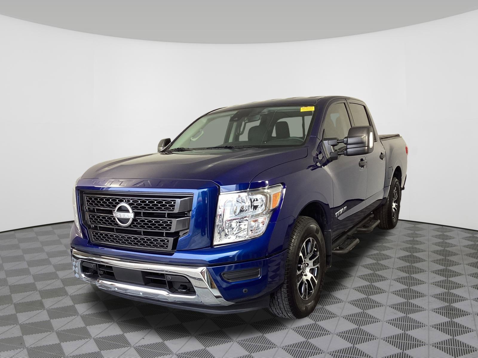Used 2024 Nissan Titan SV w/ SV Convenience Package image 2
