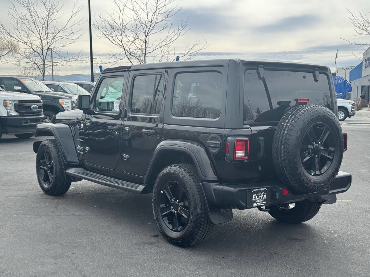 Used 2018 Jeep Wrangler Unlimited Sahara w/ Uconnect 4C Nav & Sound Group image 9