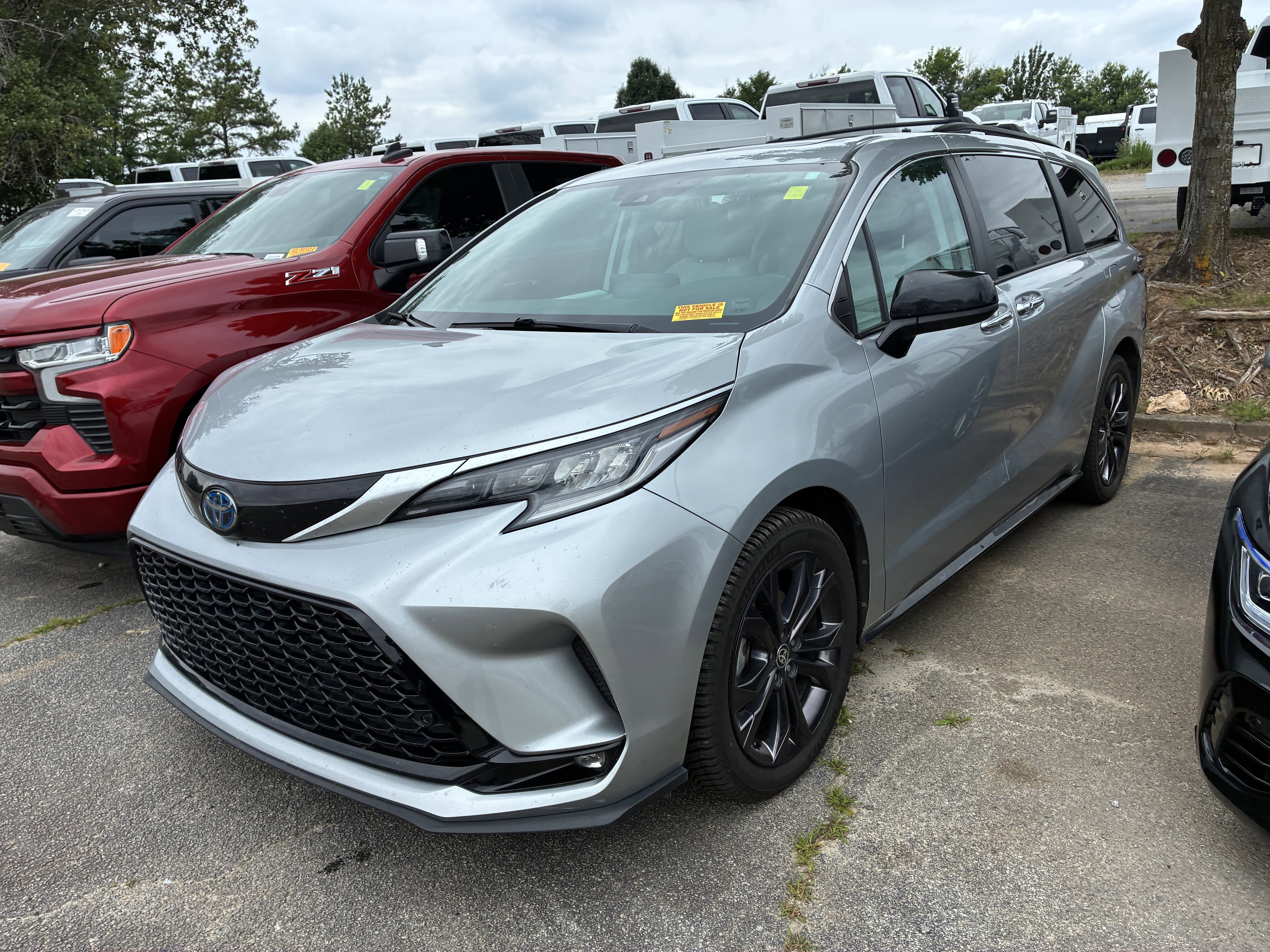Used 2022 Toyota Sienna XSE FWD image 3