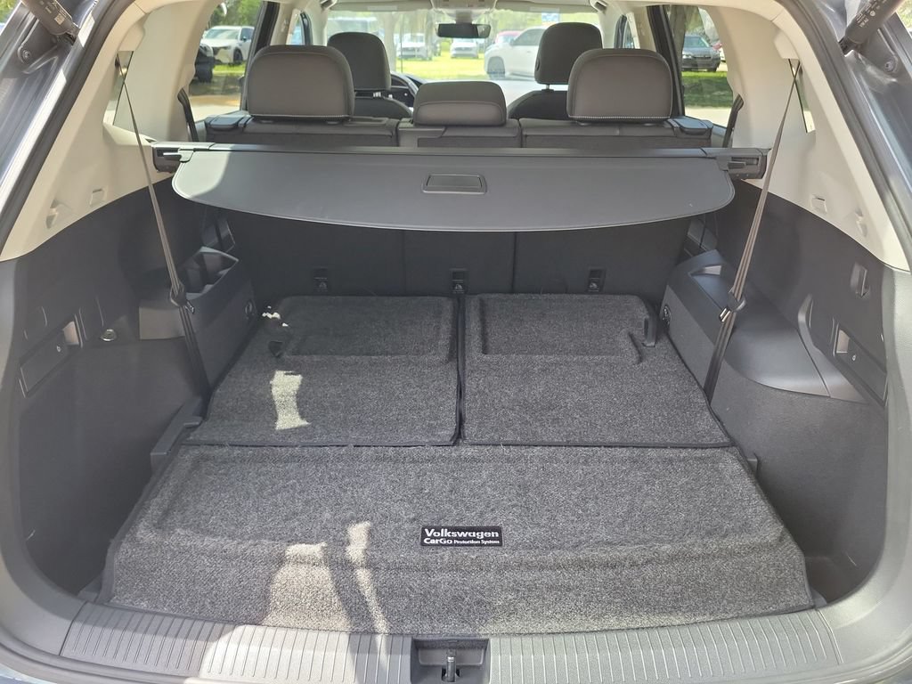 Used 2022 Volkswagen Tiguan SE w/ Panoramic Sunroof Package FWD image 9