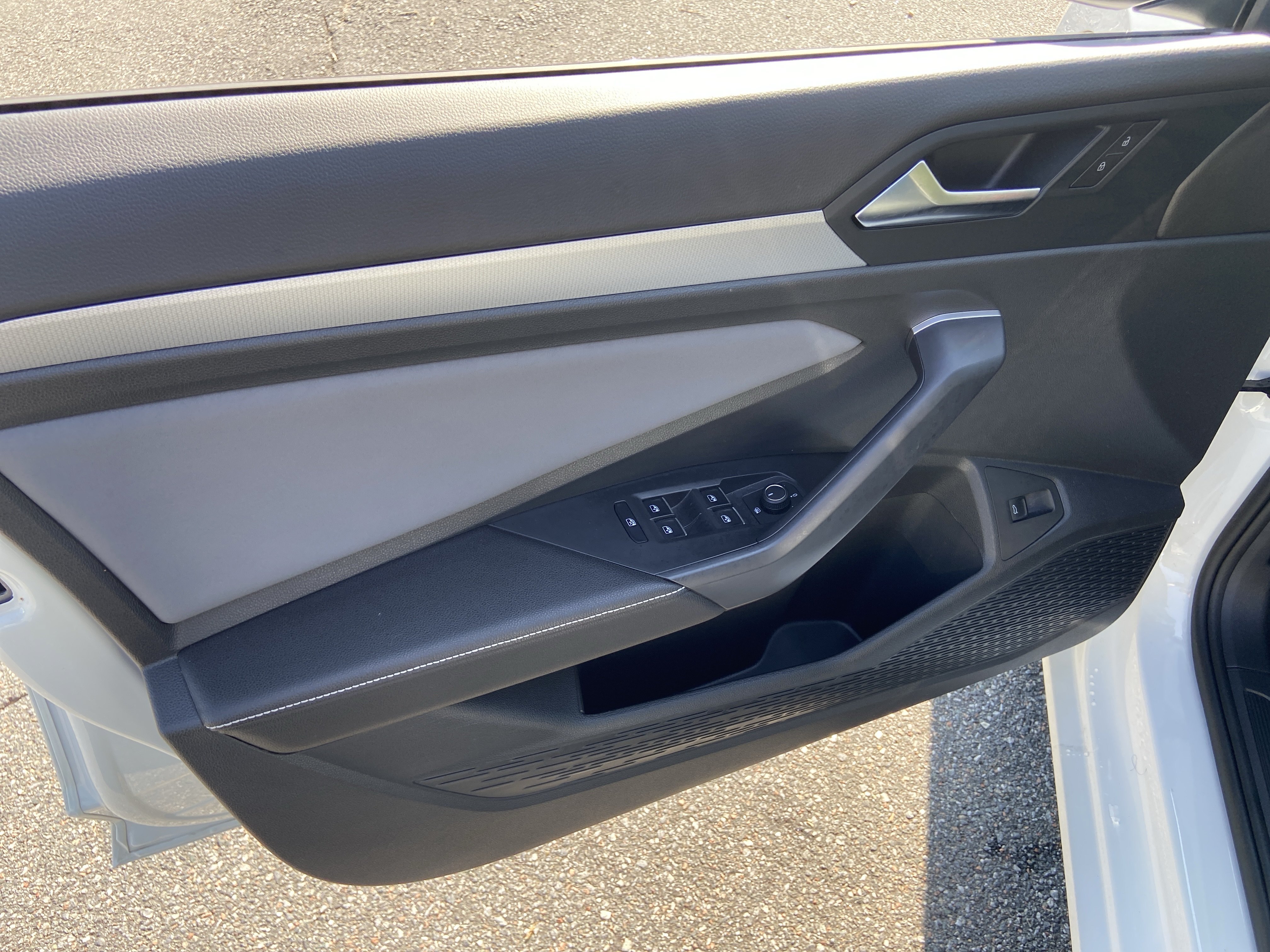 Used 2025 Volkswagen Jetta SE FWD image 9
