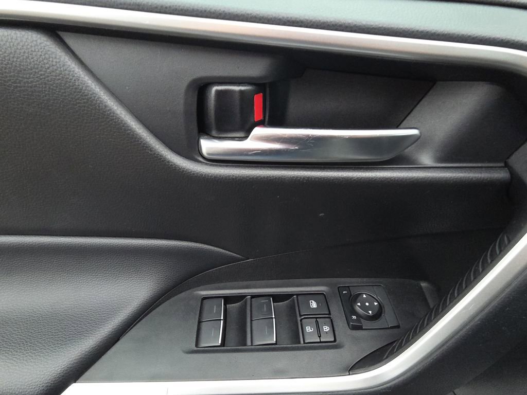 Used 2025 Toyota RAV4 XLE image 13