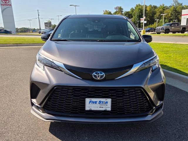 Used 2022 Toyota Sienna XSE w/ XSE Plus Package AWD/4WD image 2