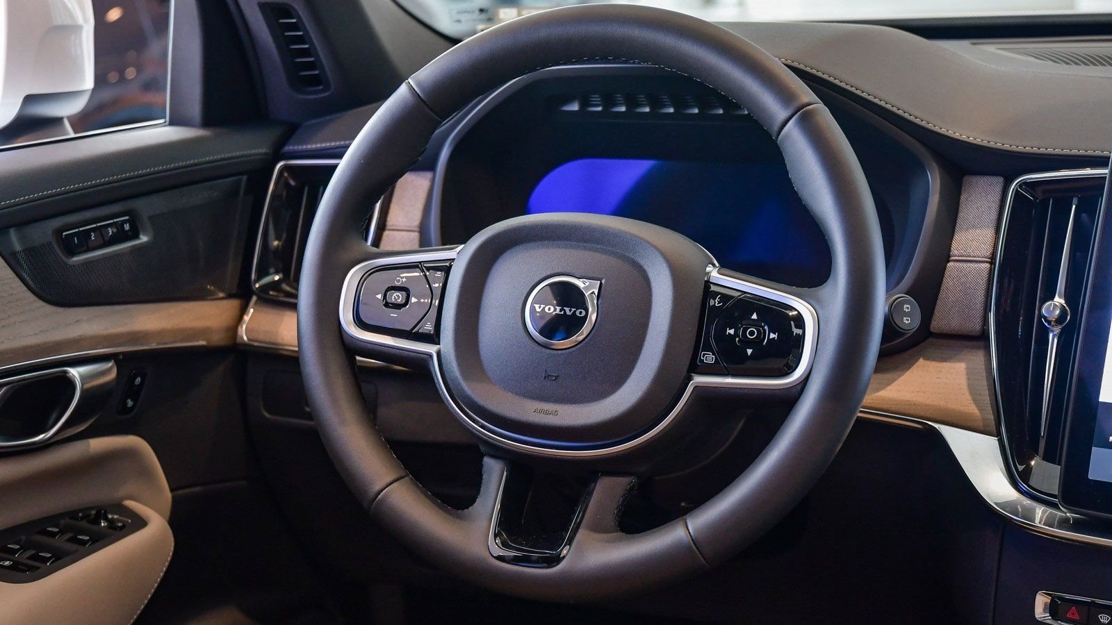 Used 2025 Volvo XC90 B5 Plus w/ Protection Package Premier image 12