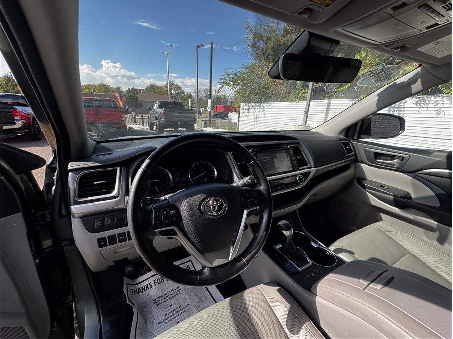 Used 2017 Toyota Highlander Limited w/ Carpet Mat Package AWD/4WD image 2