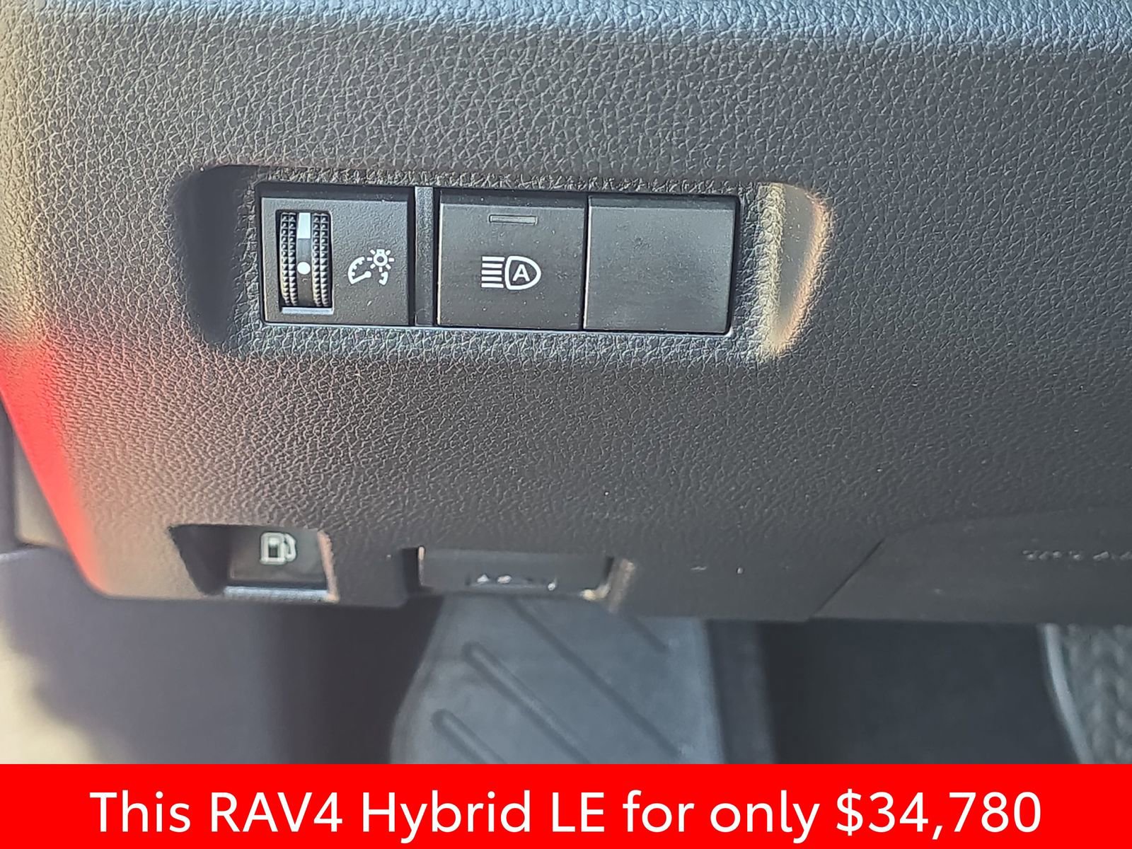 Used 2025 Toyota RAV4 LE AWD/4WD image 31