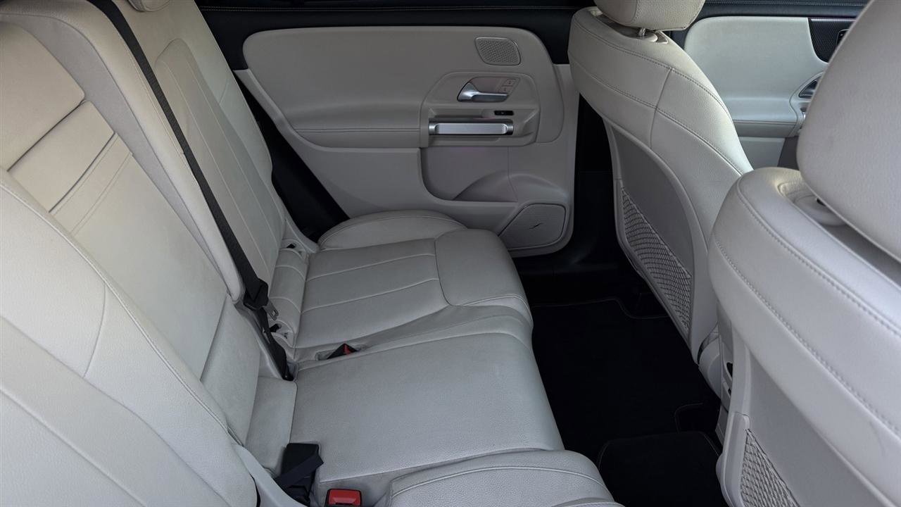 Used 2021 Mercedes-Benz GLB 250 4MATIC w/ Premium Package image 38