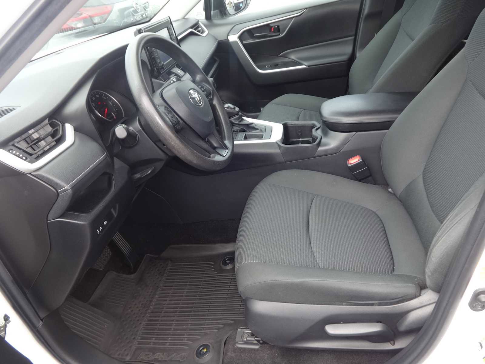 Used 2022 Toyota RAV4 LE image 13