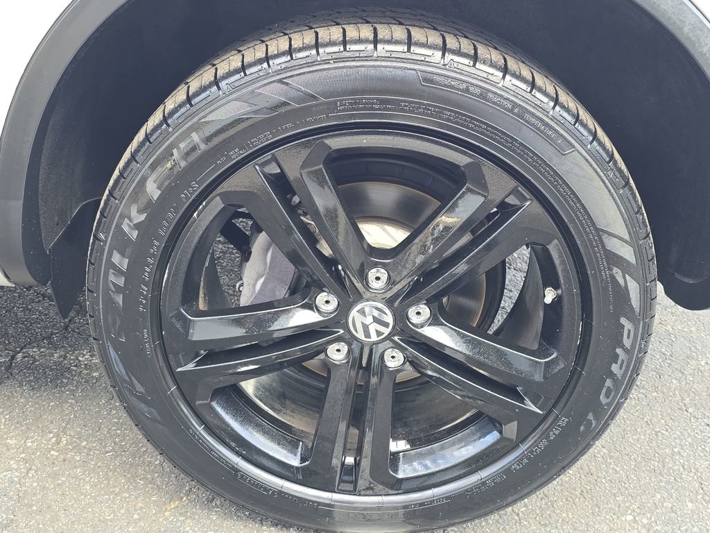 Used 2017 Volkswagen Touareg Wolfsburg Edition image 12