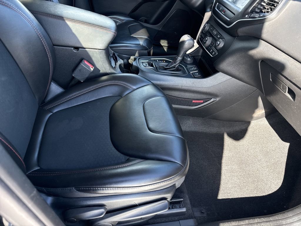 Used 2019 Jeep Cherokee Trailhawk w/ Comfort & Convenience Group image 12