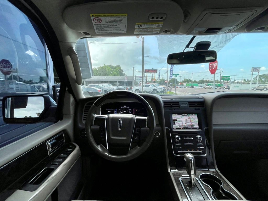 Used 2015 Lincoln Navigator 2WD image 30