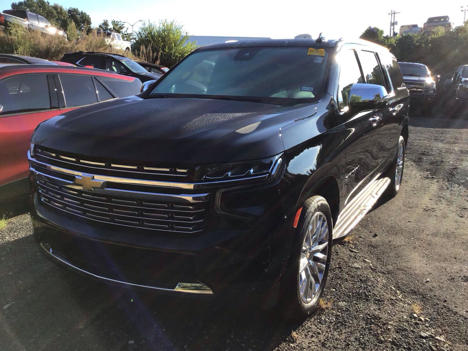 Used 2024 Chevrolet Suburban Premier w/ Premium Package AWD/4WD image 2