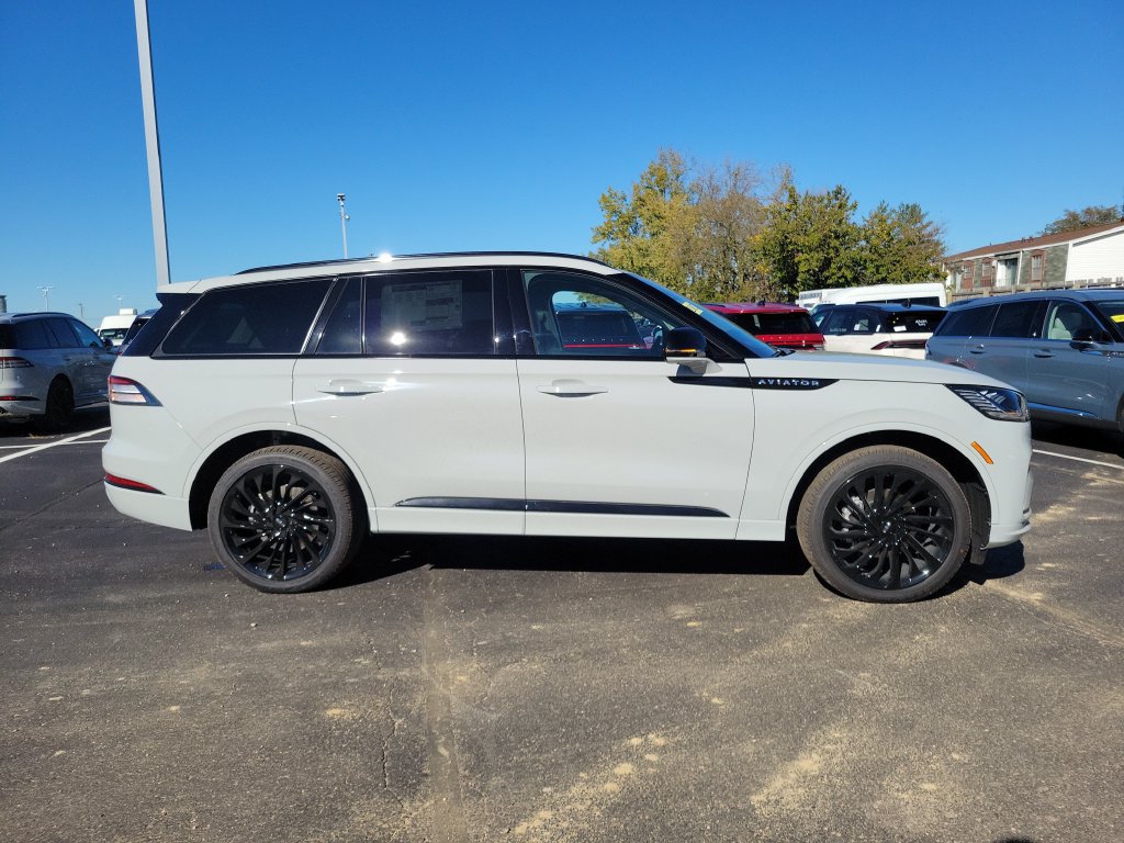 New 2027 Lincoln Aviator Reserve w/ Jet Appearance Package AWD/4WD image 3
