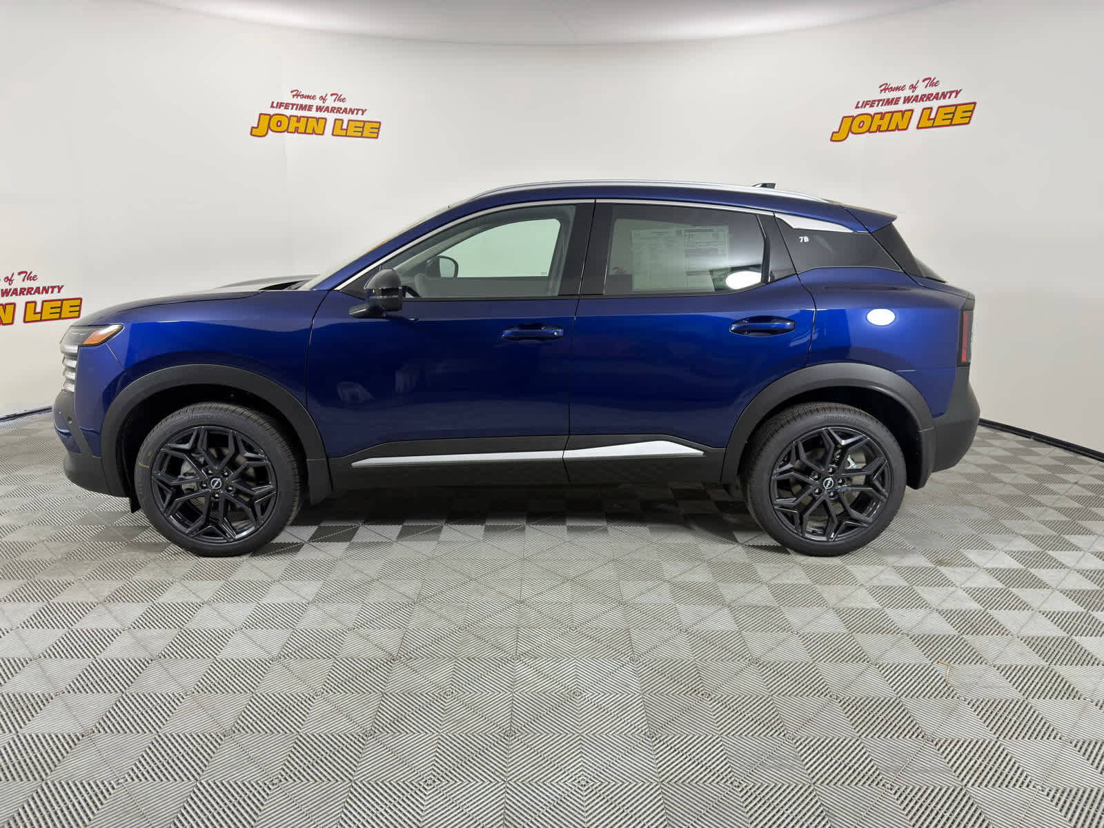 New 2026 Nissan Kicks SR w/ Interior Electronics Package FWD image 2