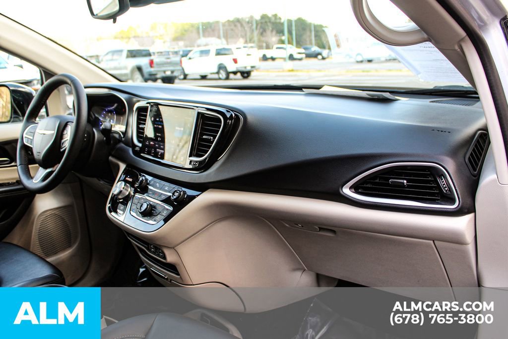 Used 2024 Chrysler Pacifica Touring-L image 27