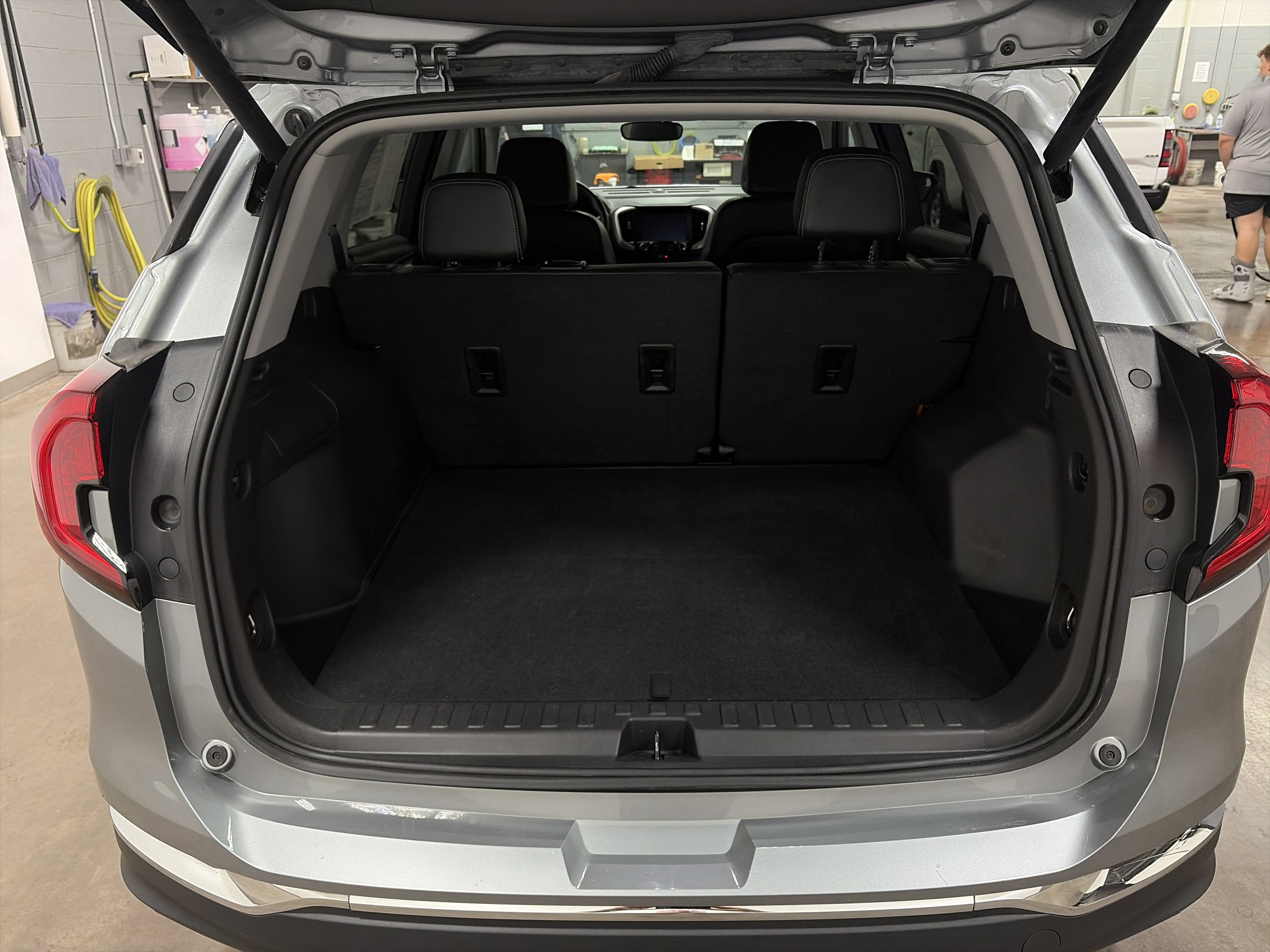 Used 2024 GMC Terrain SLT AWD/4WD image 28