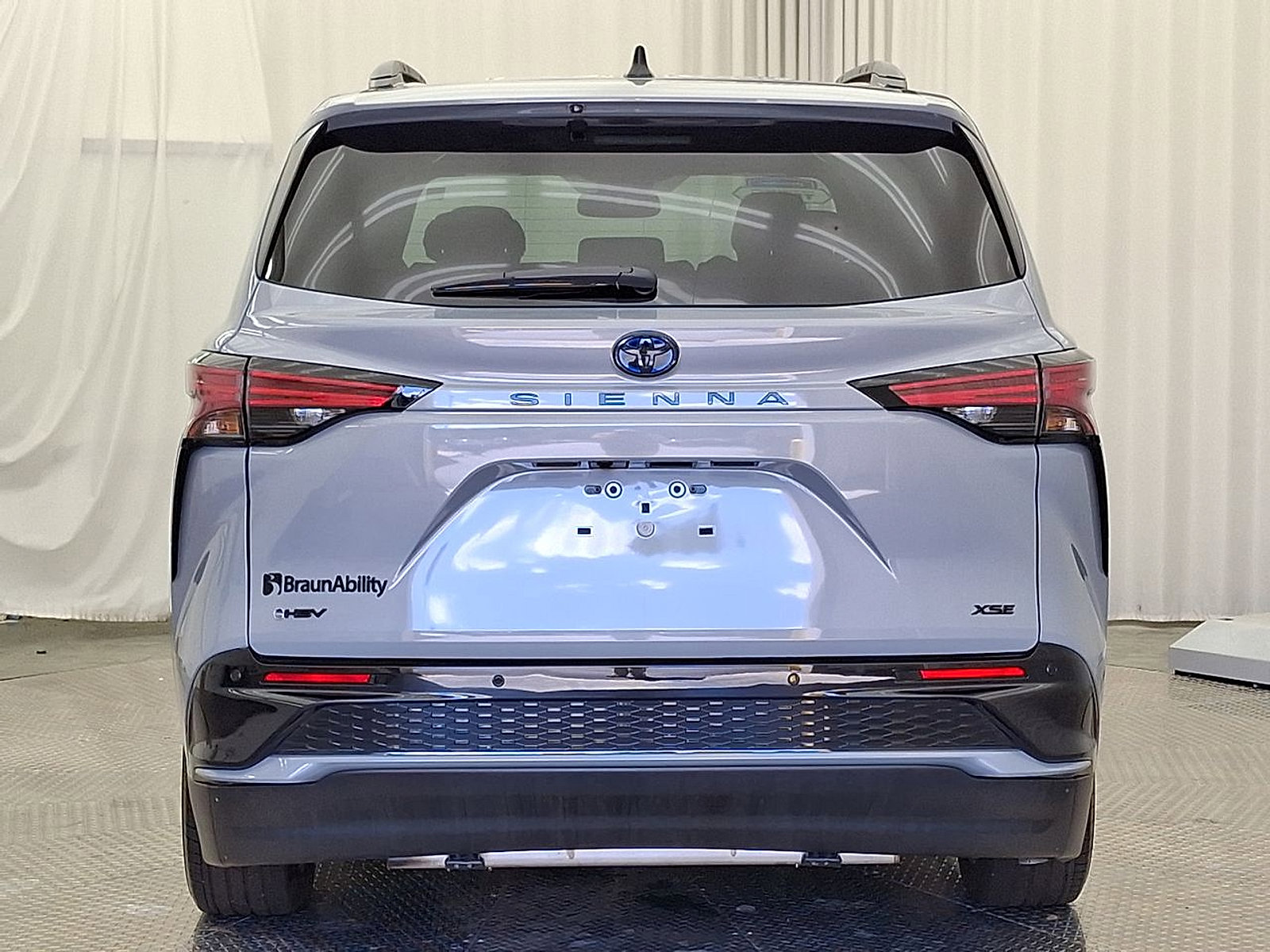 Used 2025 Toyota Sienna XSE w/ XSE Plus Package FWD image 23
