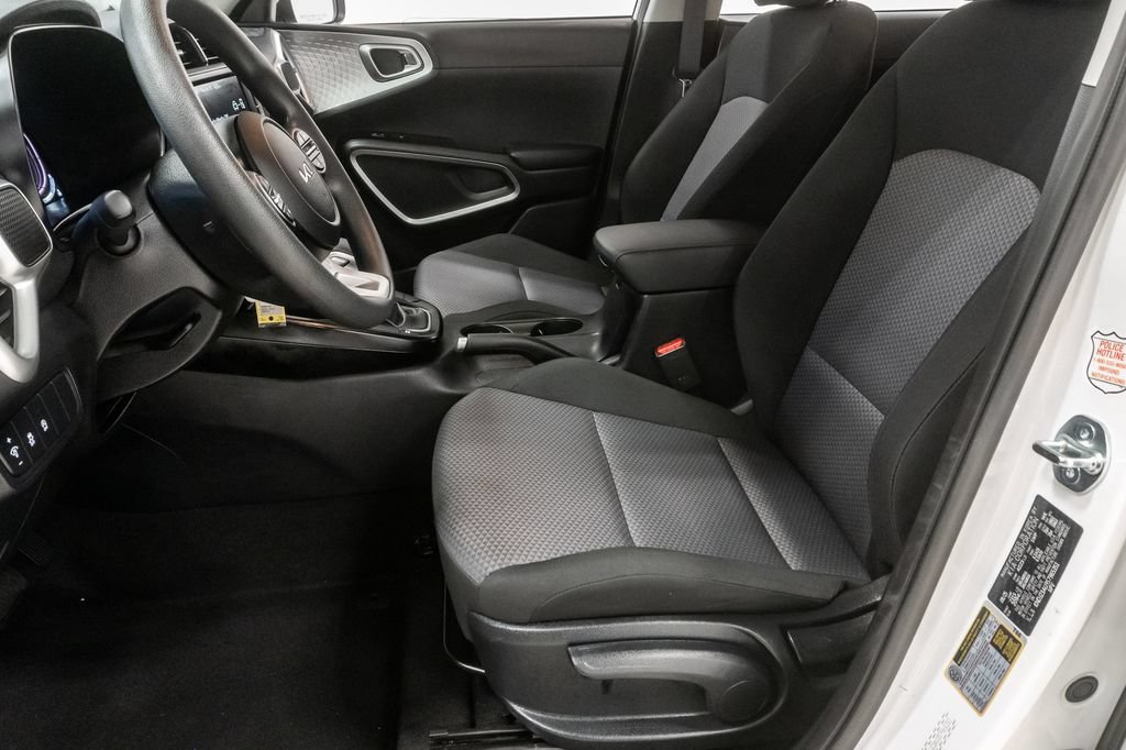 Used 2025 Kia Soul LX w/ LX Technology Package FWD image 10