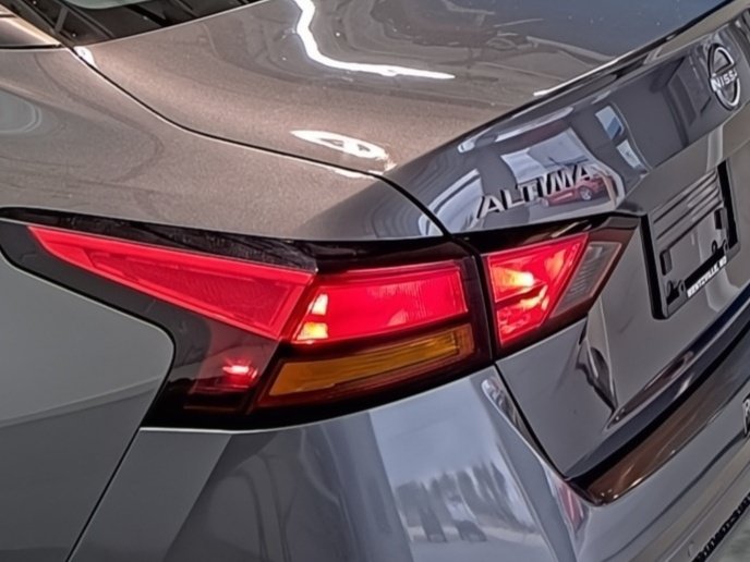 Used 2025 Nissan Altima 2.5 SV FWD image 11