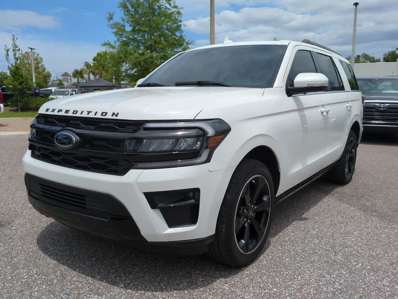 Used 2024 Ford Expedition Limited RWD image 2
