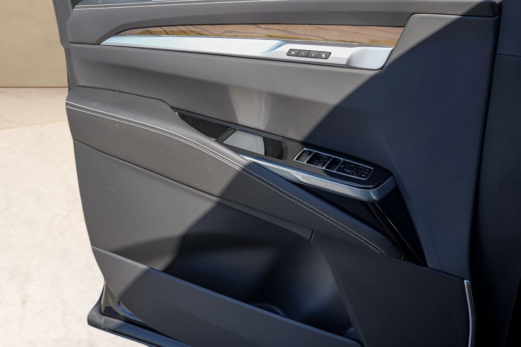 New 2026 Cadillac Escalade ESV Platinum Sport w/ LPO, ONYX Package image 16