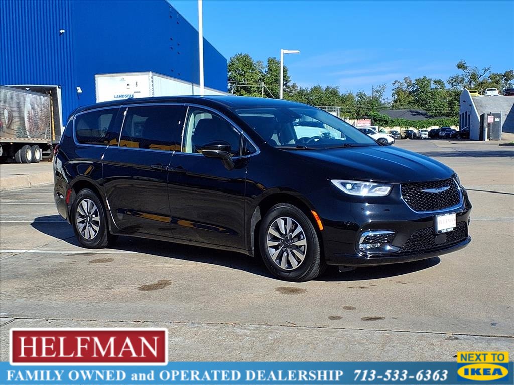 Used 2024 Chrysler Pacifica Select