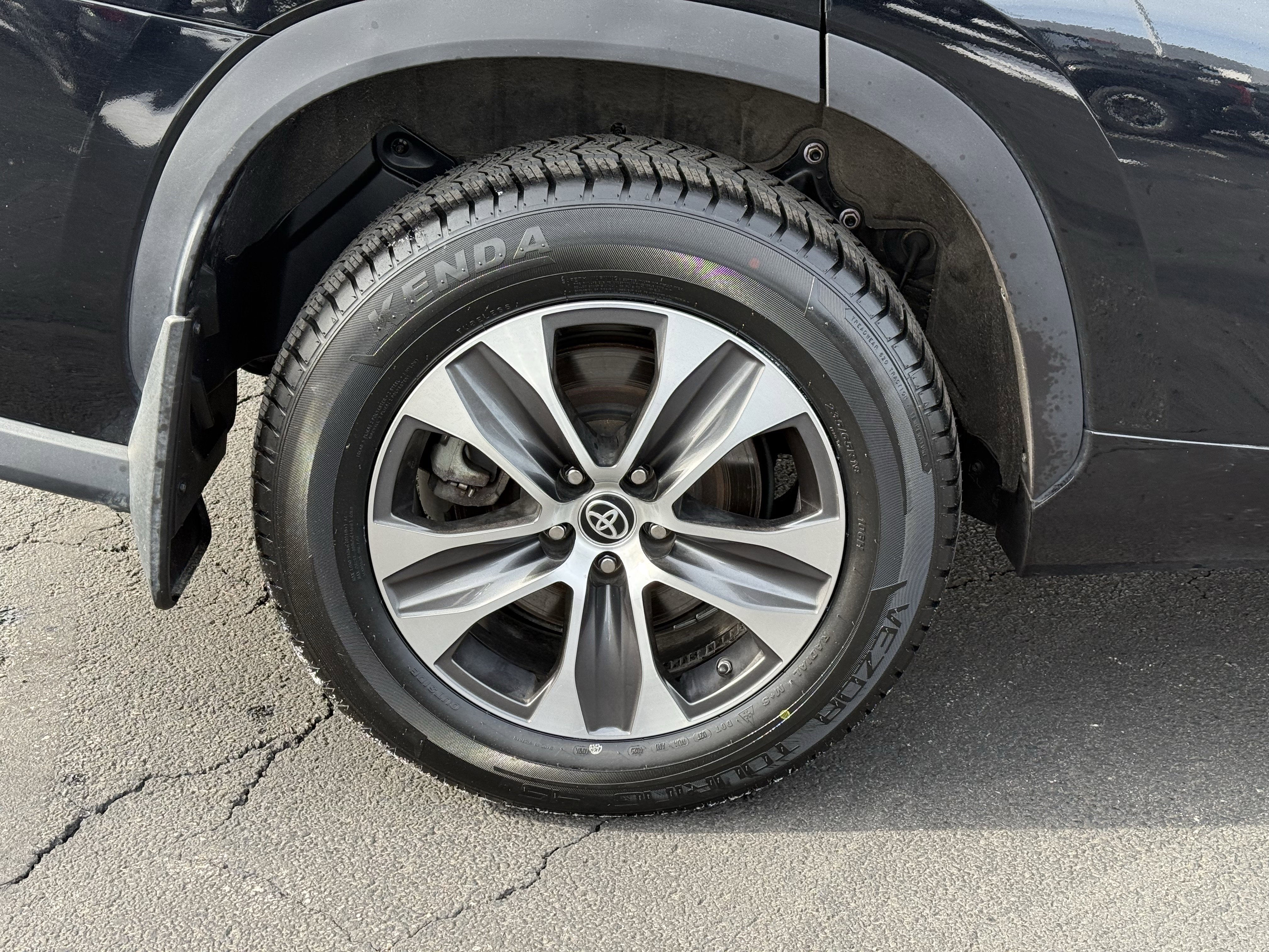 Used 2023 Toyota Highlander XLE image 11