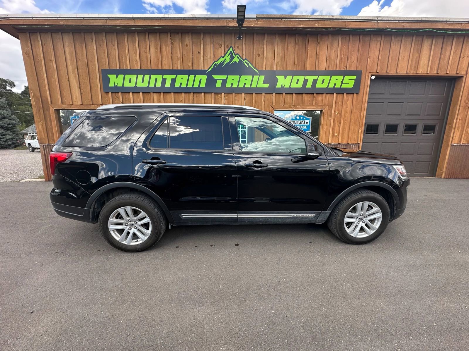 Used 2018 Ford Explorer XLT w/ Equipment Group 202A image 1