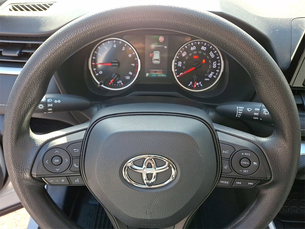 Used 2022 Toyota RAV4 LE image 19