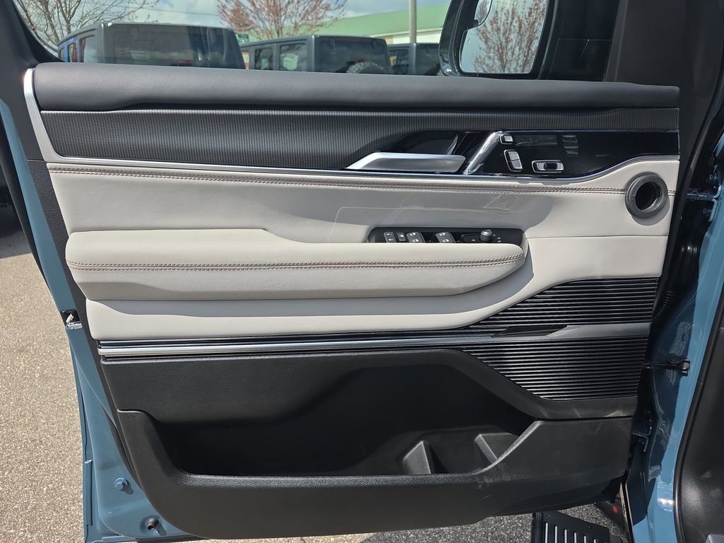 New 2026 Jeep Grand Wagoneer L Summit image 31