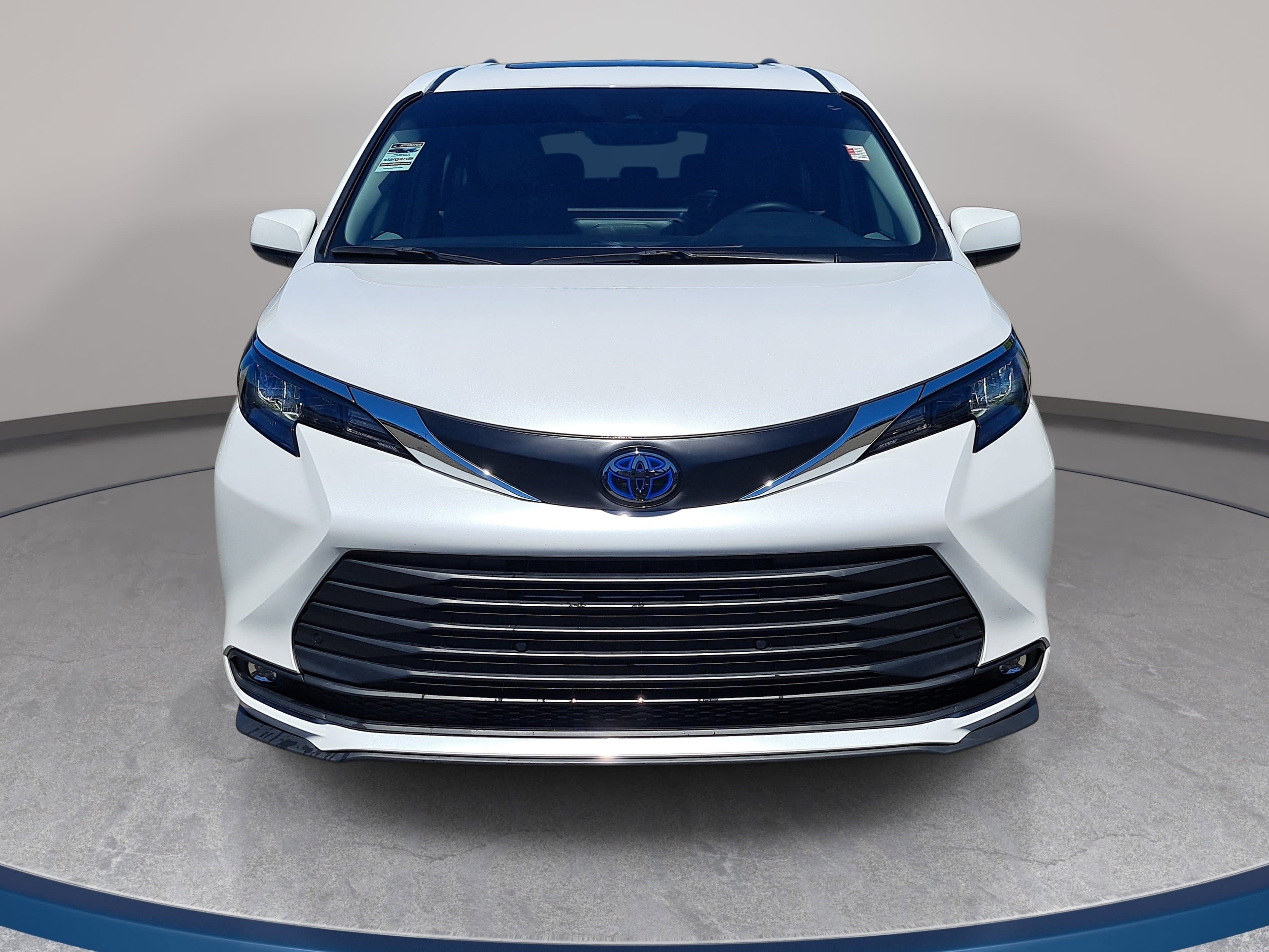 Used 2025 Toyota Sienna XLE FWD image 2