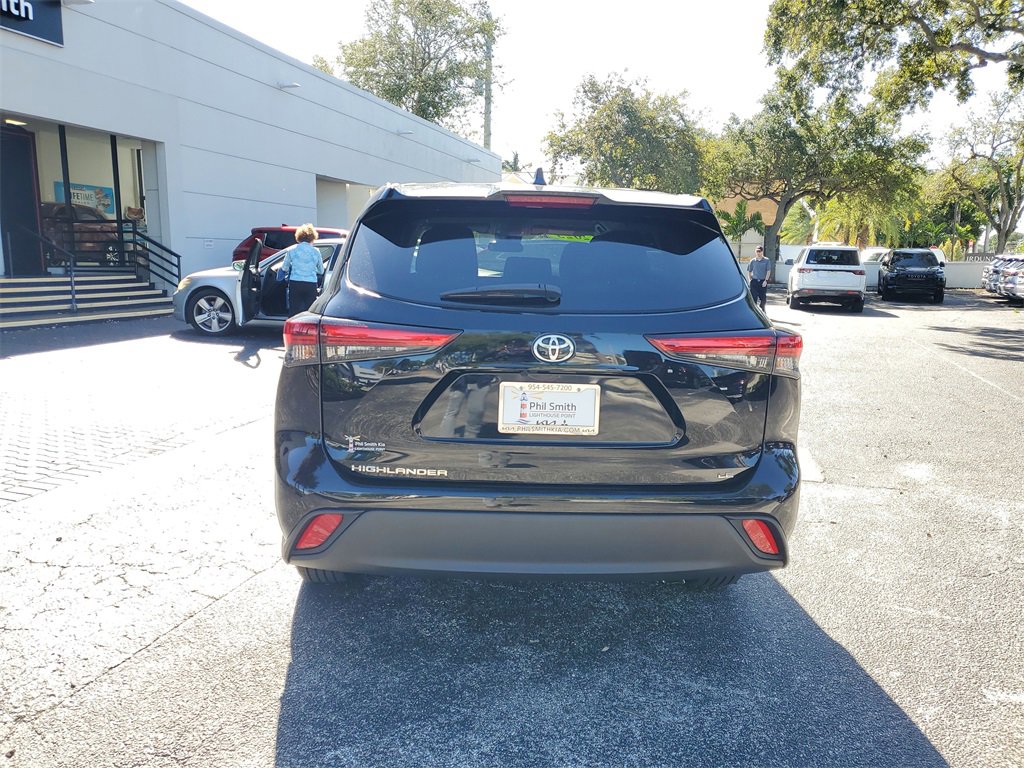 Used 2023 Toyota Highlander LE image 5