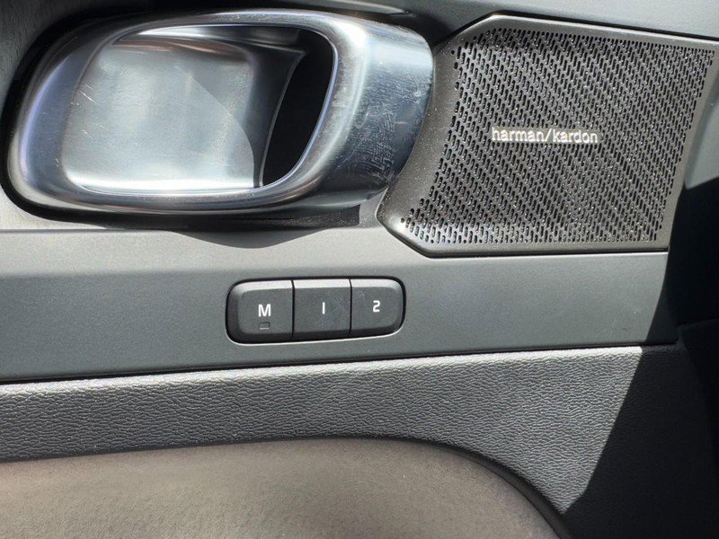 Certified 2023 Volvo XC40 B5 Ultimate w/ Protection Package Premier image 17