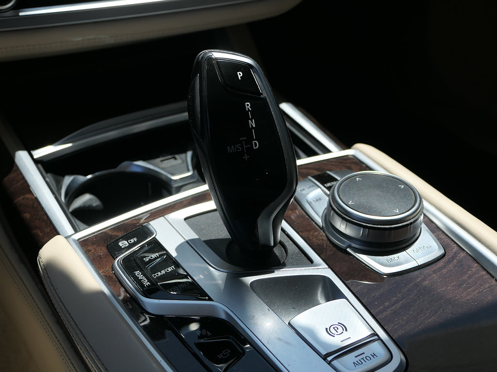 Used 2020 BMW 740i w/ Premium Package RWD image 25
